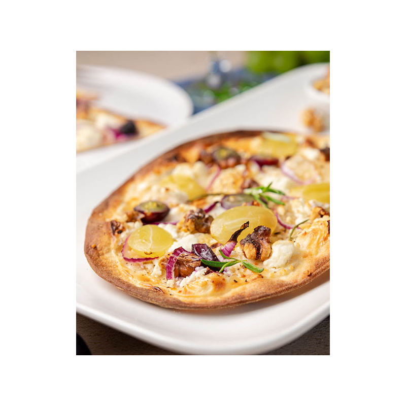 Flammkuchen mit Trauben und Ziegenkäse